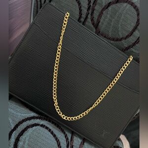 Louis Vuitton Textured Black Clutch Bag
SR0091